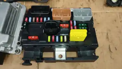 İkinci el araba yedek parçası RÖLE/SIGORTA KUTUSU için CITROEN C3 II (SC_) 1.4 VTI 95 OEM IAM referansları 9667199580  