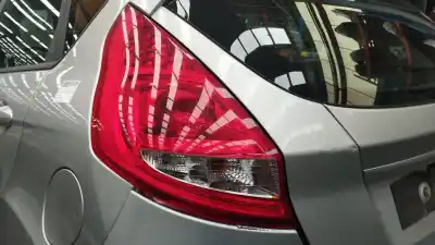 Pezzo di ricambio per auto di seconda mano LAMPADA POSTERIORE SINISTRA per FORD FIESTA (CB1) Ambiente Riferimenti OEM IAM 8A6113405A  