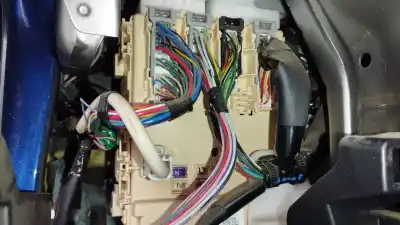 İkinci el araba yedek parçası RÖLE/SIGORTA KUTUSU için TOYOTA AURIS Hybrid Active OEM IAM referansları 8273012X81  