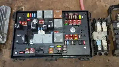 Pezzo di ricambio per auto di seconda mano SCATOLA RELÈ/FUSIBILI per OPEL ASTRA J (P10) 2.0 CDTI (68) Riferimenti OEM IAM 13318785  