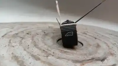 Peça sobressalente para automóvel em segunda mão BOTÃO / INTERRUPTOR ELEVADOR VIDRO DIANTEIRO DIREITO por FORD FOCUS LIM. (CB8)  Referências OEM IAM BM5T14529AB  