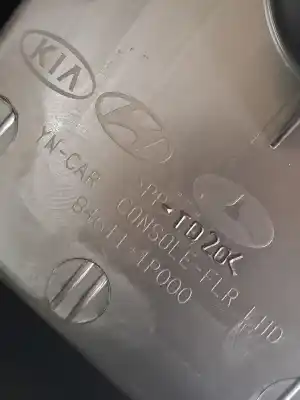 Pezzo di ricambio per auto di seconda mano console centrale per kia venga 1.6 crdi cat 116 cv / 85 kw riferimenti oem iam 846101p000eq  