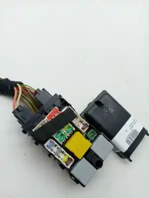 Peça sobressalente para automóvel em segunda mão caixa de fusíveis e relés por citroen c4 picasso * referências oem iam 9665490680  