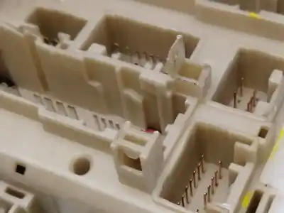 Second-hand car spare part fuse box unit for toyota auris (e18) 1nd oem iam references 8273002j71  