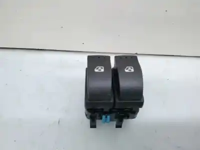 Pièce détachée automobile d'occasion COMMANDE DE LÈVE VITRE AVANT GAUCHE pour RENAULT SCENIC II  Références OEM IAM 8200107772  