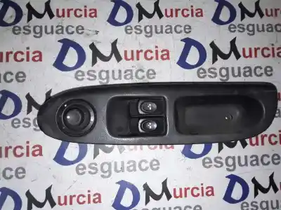 Pièce détachée automobile d'occasion COMMANDE DE LÈVE VITRE AVANT GAUCHE pour RENAULT CLIO II FASE I (B/CBO)  Références OEM IAM 7700845735  