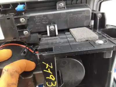 Автозапчастина б/у центральна консоль для kia xceed edrive phev посилання на oem iam 84698j7000  