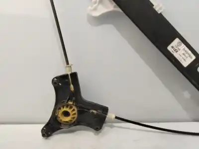 Pezzo di ricambio per auto di seconda mano ALZACRISTALLI POSTERIORE DESTRO per VOLKSWAGEN T-ROC (A11, D11)  Riferimenti OEM IAM 2GM839462D  