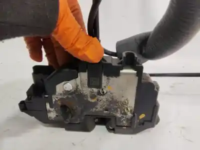 Peça sobressalente para automóvel em segunda mão fechadura da porta traseira direita por ford focus berlina (cap) ambiente (d) referências oem iam   