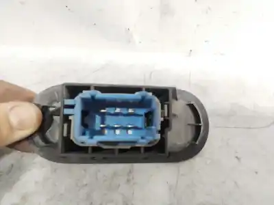 Peça sobressalente para automóvel em segunda mão botão / interruptor elevador vidro dianteiro esquerdo por renault kangoo ii (f/kw0) expression 109 cv / 80 kw referências oem iam 200599913  