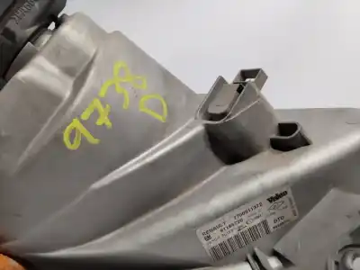 Second-hand car spare part right headlight for opel vivaro combi 2.7t corto oem iam references 7700311372  