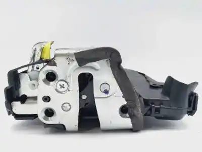 Second-hand car spare part left front door lock for toyota auris active oem iam references 6904002210