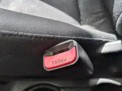 Pièce détachée automobile d'occasion boucle de ceinture de sécurité avant droit pour hyundai ix20 gls comfort références oem iam 
