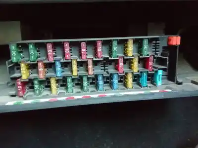 Recambio de automóvil de segunda mano de caja reles / fusibles para renault 19 (b/c/l53) 1.8 referencias oem iam   