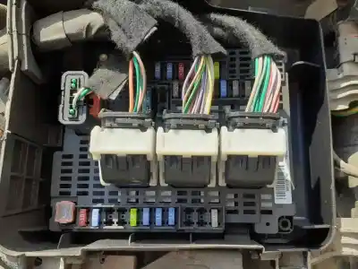 Pièce détachée automobile d'occasion boîtes à fusibles pour peugeot 3008 allure références oem iam 9813136780