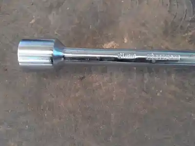 Peça sobressalente para automóvel em segunda mão chave de roda por peugeot 208 active referências oem iam   