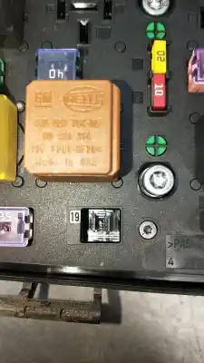 Pièce détachée automobile d'occasion boîtes à fusibles pour opel astra h gtc (a04) 1.9 cdti (l08) références oem iam 5dk00946450  13268302