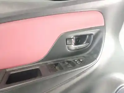 Pièce détachée automobile d'occasion porte avant gauche pour toyota yaris (_p13_) 1.5 hybrid (nhp130_) références oem iam 670020d230  rojo tokio 3pn
