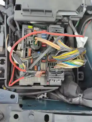 Peça sobressalente para automóvel em segunda mão caixa de fusíveis e relés por peugeot 407 (6d_) 2.0 bioflex (6drfjb) referências oem iam 9667044980