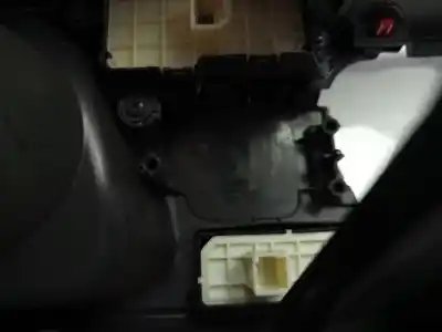 Автозапчастина б/у центральний подлокник для toyota yaris (_p13_) 1.5 hybrid (nhp130_) посилання на oem iam 58805k0040 588050d350 / 116741a0 