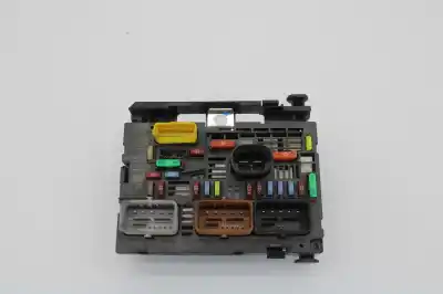 Pièce détachée automobile d'occasion boîtes à fusibles pour peugeot 807 peugeot références oem iam 9807029180  