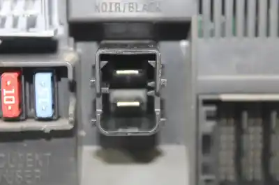 Peça sobressalente para automóvel em segunda mão caixa de fusíveis e relés por peugeot 208 access referências oem iam 4570  