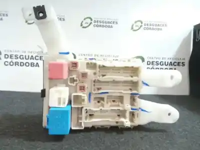 Peça sobressalente para automóvel em segunda mão caixa de fusíveis e relés por toyota auris (_e15_) 1.4 d-4d (nde150_) referências oem iam 8273002150a - 02119g07 - 03939e14