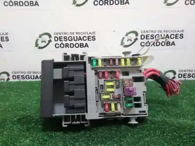 Pezzo di ricambio per auto di seconda mano scatola relè/fusibili per opel astra j (p10) 1.7 cdti (68) riferimenti oem iam 13222786