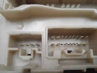 Pezzo di ricambio per auto di seconda mano scatola relè/fusibili per toyota auris (_e15_) 1.4 d-4d (nde150_) riferimenti oem iam 303350j13 - 8273002j70 - 171610l06  