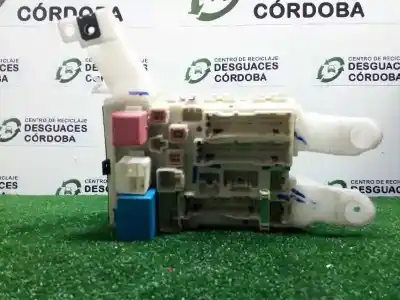 Pezzo di ricambio per auto di seconda mano scatola relè/fusibili per toyota auris 1.3 16v cat riferimenti oem iam 8273002d10 - 09609e28 - 303709e21 - 9852