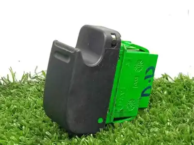 Pezzo di ricambio per auto di seconda mano Interruttore Alzacristalli Anteriore Destro per TOYOTA AYGO (KGB/WNB) 1.4 Turbodiesel Riferimenti OEM IAM 848108H810A  