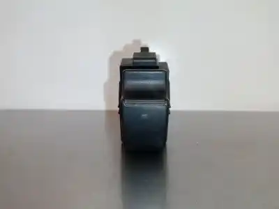 Peça sobressalente para automóvel em segunda mão Botão / Interruptor Elevador Vidro Traseiro Esquerdo por TOYOTA COROLLA (E12) 1.4 16V CAT Referências OEM IAM 37077A - 37077A141C02  