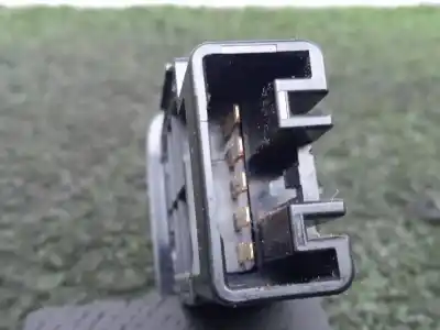 Second-hand car spare part switch for toyota hilux vii pick-up (_n1_, _n2_, _n3_) 2.5 d-4d (kun15, kun35) oem iam references 153982   Second-hand car spare part switch for toyota hilux vii pick-up (_n1_, _n2_, _n3_) 2.5 d-4d (kun15, kun35) oem iam references 153982