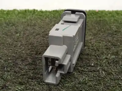 Second-hand car spare part switch for toyota hilux vii pick-up (_n1_, _n2_, _n3_) 2.5 d-4d (kun15, kun35) oem iam references 153981 - 9811648   Second-hand car spare part switch for toyota hilux vii pick-up (_n1_, _n2_, _n3_) 2.5 d-4d (kun15, kun35) oem iam references 153981 - 9811648