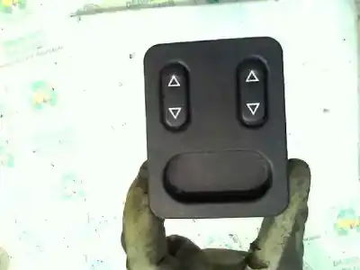 Peça sobressalente para automóvel em segunda mão botão / interruptor elevador vidro traseiro direito por peugeot 306 break 2.0 hdi cat referências oem iam 