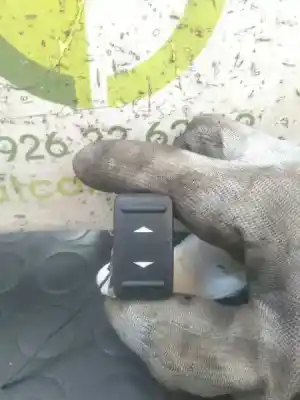 Peça sobressalente para automóvel em segunda mão botão / interruptor elevador vidro traseiro esquerdo por ford focus berlina (cap) 1.8 tdci turbodiesel cat referências oem iam 