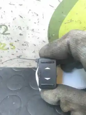 Peça sobressalente para automóvel em segunda mão botão / interruptor elevador vidro traseiro direito por ford focus berlina (cap) 1.8 tdci turbodiesel cat referências oem iam 