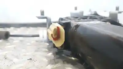 Second-hand car spare part passenger side right window regulator for kia magentis 2.0 cat oem iam references 8240438011  