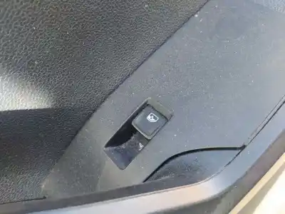 Tweedehands auto-onderdeel SCHAKELAAR RECHTS VOOR RUIT voor SEAT ARONA  OEM IAM-referenties 5G0959855P  