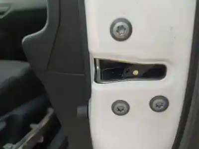 Second-hand car spare part front right door lock for toyota auris hybrid active oem iam references 6903002220