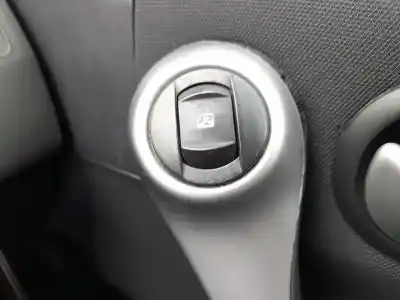 Автозапчастина б/у передній правий віконний вимикач для RENAULT MEGANE II RANCHERA FAMILIAR (KM0/1_) 1.6 16V Посилання на OEM IAM 8200108266  