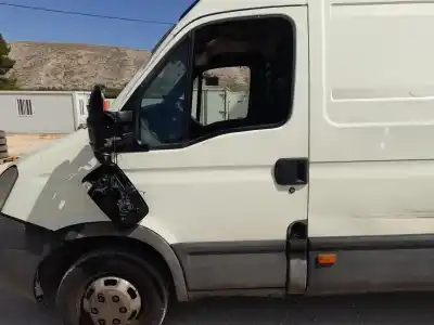 Recambio de automóvil de segunda mano de PUERTA DELANTERA IZQUIERDA para IVECO DAILY IV FURGÓN 35C12 V, 35C12 V/P, 35S12 V, 35S12 V/P referencias OEM IAM   