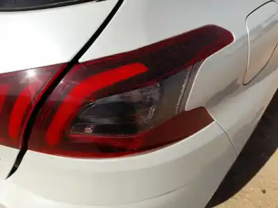 Автозапчастина б/у правий ліхтар для peugeot 308 ii (lb_, lp_, lw_, lh_, l3_) 2.0 bluehdi 150 посилання на oem iam 9677817580
