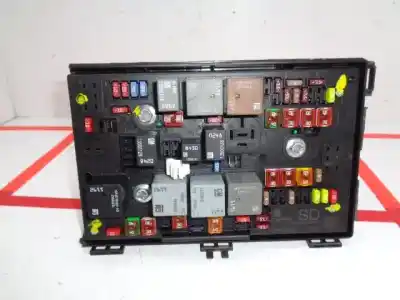 Peça sobressalente para automóvel em segunda mão caixa de fusíveis e relés por opel astra j lim. cosmo referências oem iam 13343982