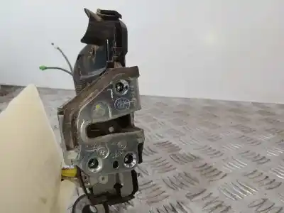 Peça sobressalente para automóvel em segunda mão fechadura da porta dianteira esquerda por toyota auris hybrid active referências oem iam 