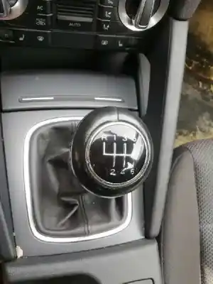 Pezzo di ricambio per auto di seconda mano POMELLO DELLA LEVA DEL CAMBIO per AUDI A3 (8P) 1.2 16V TFSI Riferimenti OEM IAM 5K0711049C  