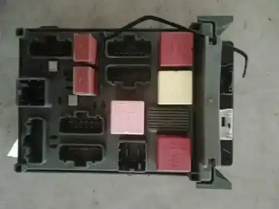 Second-hand car spare part fuse box unit for renault espace iv (jk0) 2.0 dynamique [2.0 ltr. - 110 kw dci diesel fap] oem iam references 8200403409  