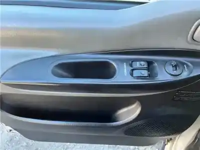 Recambio de automóvil de segunda mano de MANDO ELEVALUNAS DELANTERO IZQUIERDO para HYUNDAI H-1 / STAREX AUTOBÚS (A1)  referencias OEM IAM 935704A000  