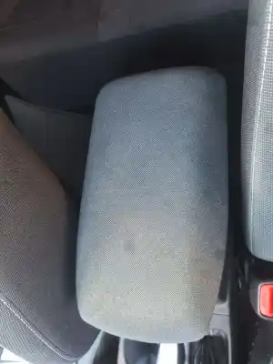 Peça sobressalente para automóvel em segunda mão APOIO DE BRAÇO CONSOLA CENTRAL por TOYOTA AURIS Active Referências OEM IAM   