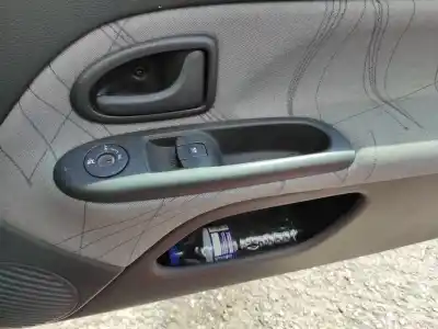 Pièce détachée automobile d'occasion commande de lève vitre avant droit pour renault clio ii fase ii (b/cb0) d7f726 références oem iam 